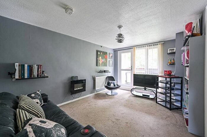 1 Bedroom Flat For Sale In Thetford Close, Wood Green, London, N13