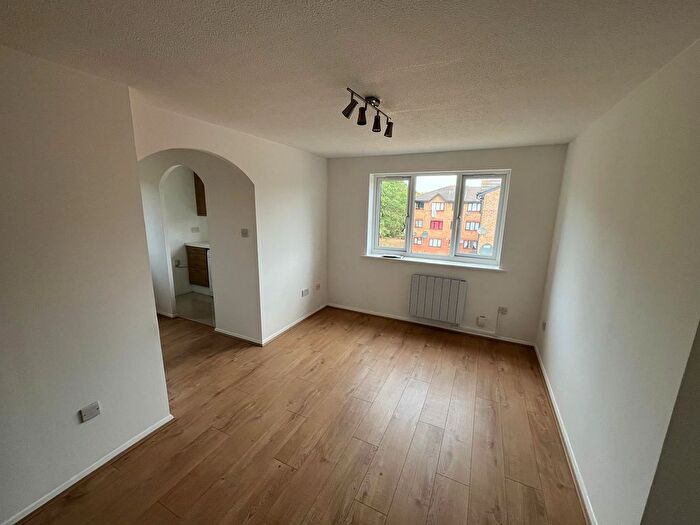 Studio To Rent In Streamside Close, London, N9