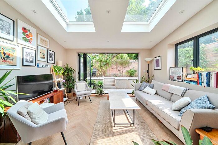 2 Bedroom Apartment For Sale In Ridge Road, London, N8