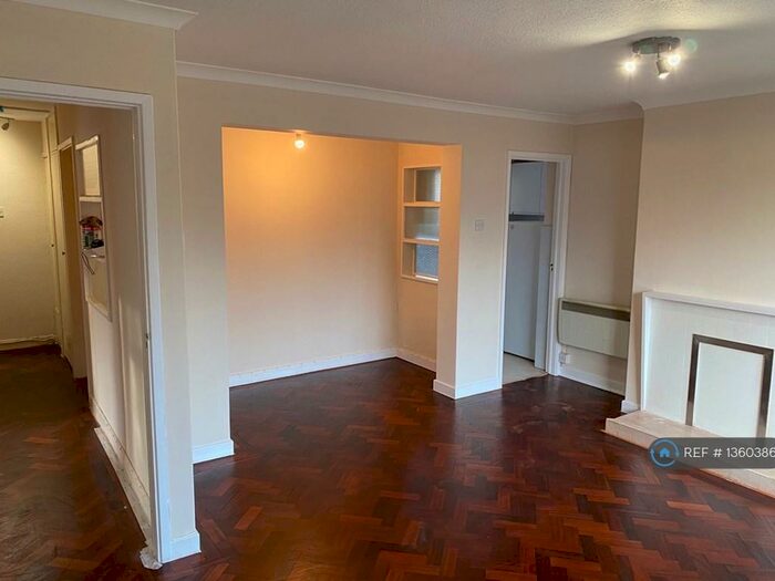 2 Bedroom Maisonette To Rent In Linden Court, Leatherhead, KT22