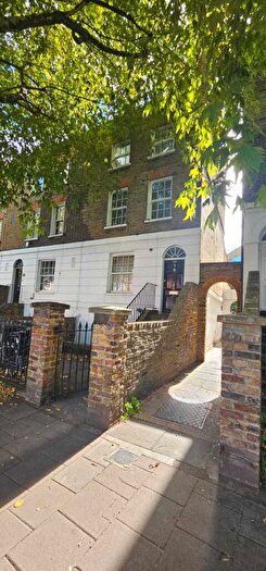 3 Bedroom Flat To Rent In Kennington Lane, SE11