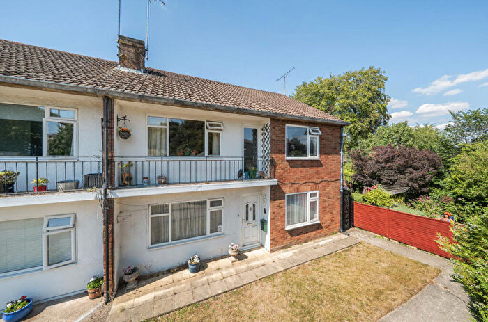2 Bedroom Maisonette For Sale In Tring Road, Dunstable, Bedfordshire, LU6
