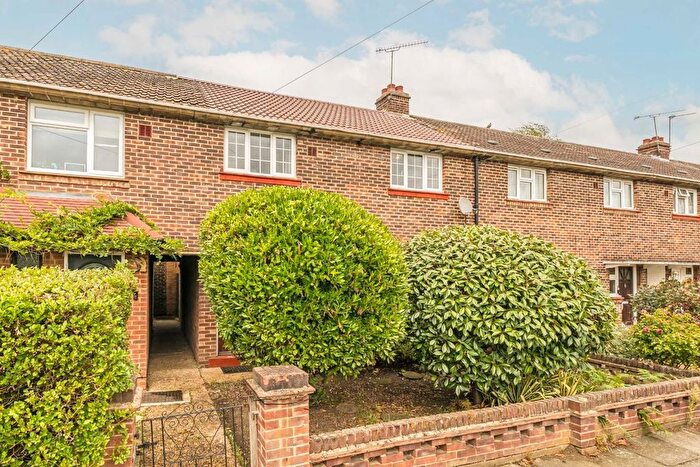 3 Bedroom Detached House To Rent In Buckingham Road, Richmond, TW10