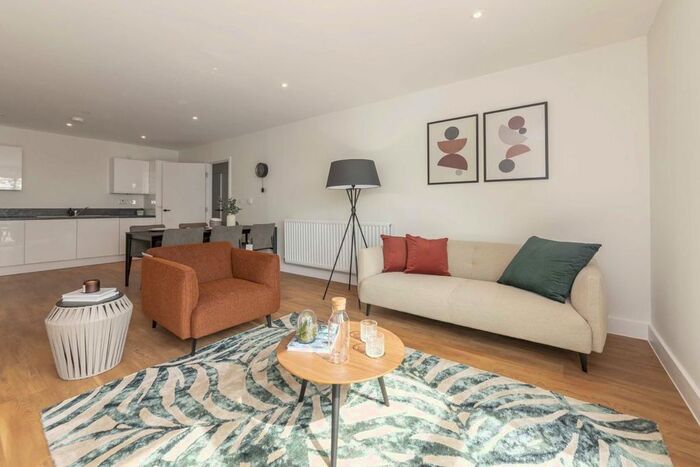3 Bedroom Flat To Rent In Green Street, London, NW10