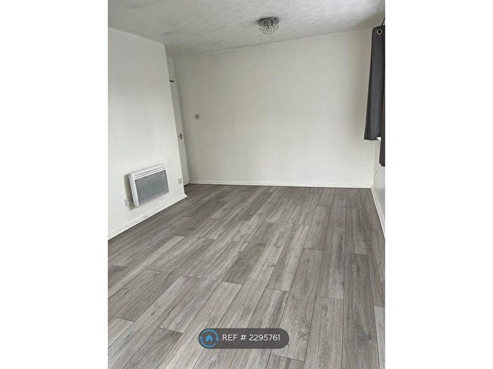 1 Bedroom Flat To Rent In Winston Close, Greenhithe, DA9