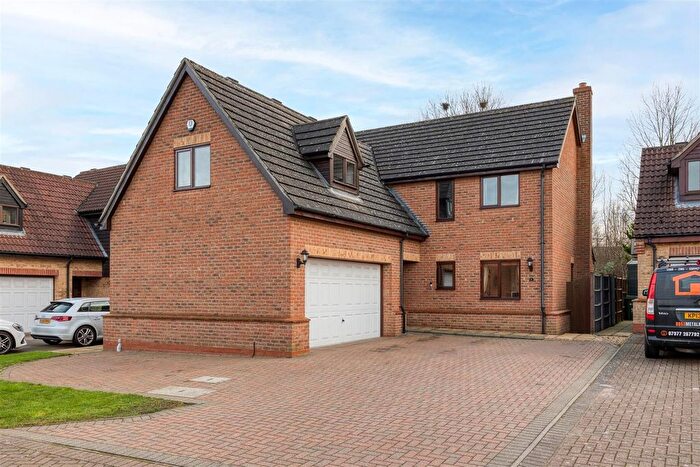 5 Bedroom Detached House For Sale In Littlebury Close, Stotfold, Hitchin, SG5