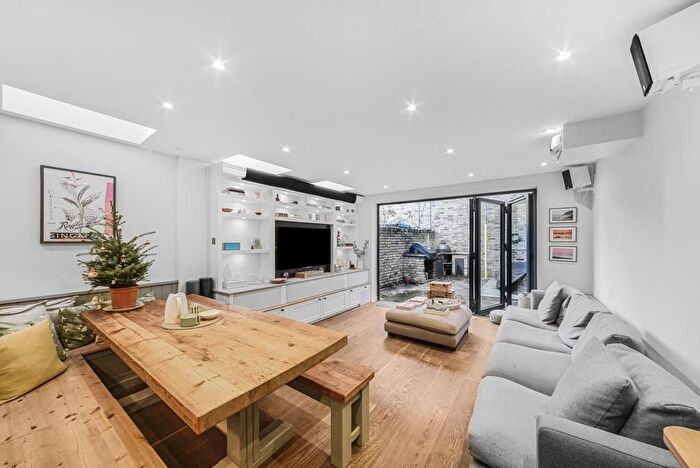 2 Bedroom Flat For Sale In Townmead Road, London, SW6