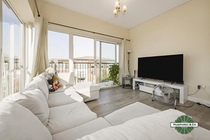 2 Bedroom Flat For Sale In Riverside Close, Romford, RM1