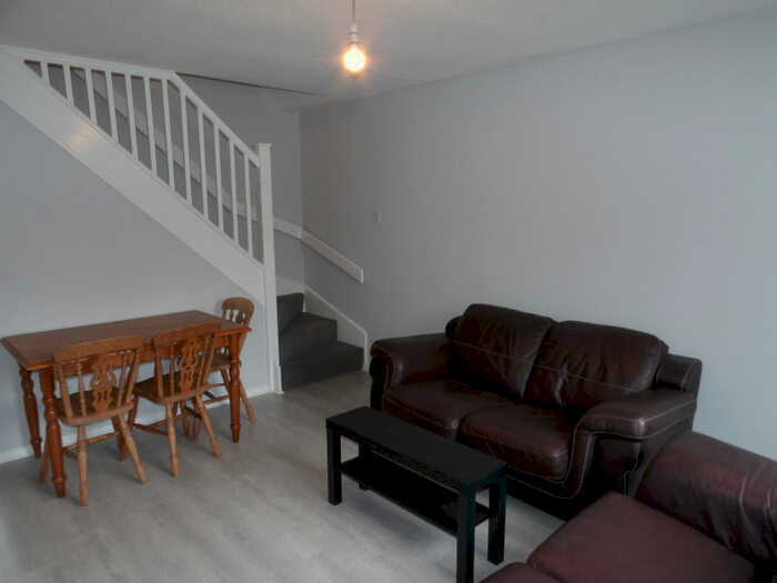 2 Bedroom House To Rent In &#pppw, Hazelmere Grove, NG7