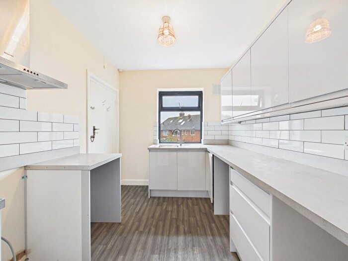 3 Bedroom Flat To Rent In Hurst Avenue, Worthing, BN11