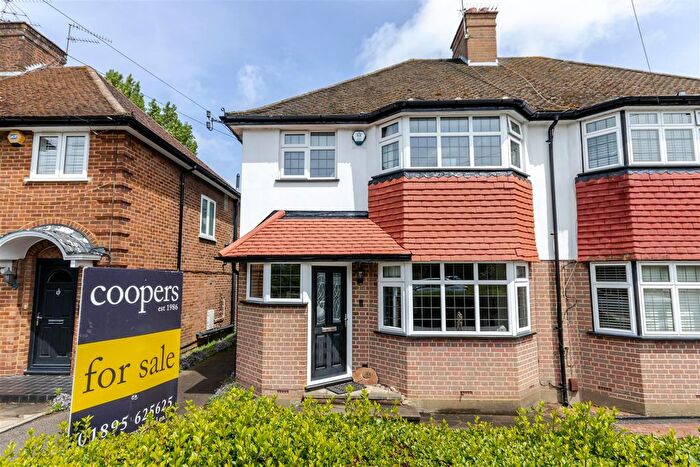 3 Bedroom Semi Detached House For Sale In Elmbridge Drive, Ruislip, HA4