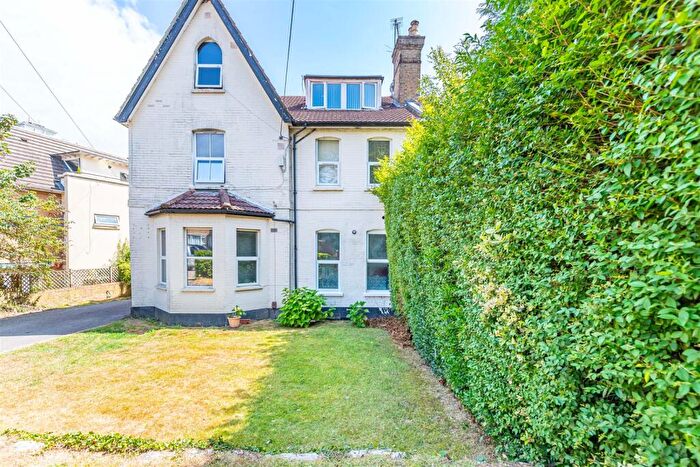 Flat To Rent In Studio Flat, Crescent Road, Bournemouth, BH2