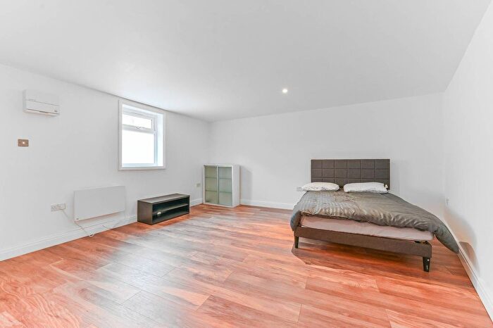 End Terrace House To Rent In Silverleigh Road, Mitcham, Thornton Heath, CR7