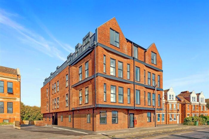 2 Bedroom Flat To Rent In Radnor Park Avenue, Folkestone, CT19