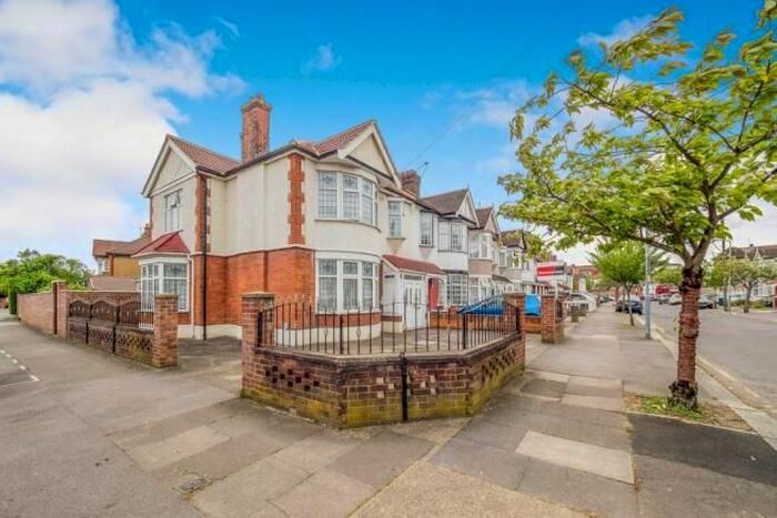 3 Bedroom Terraced House To Rent In Waverley Gardens, Ilford IG6