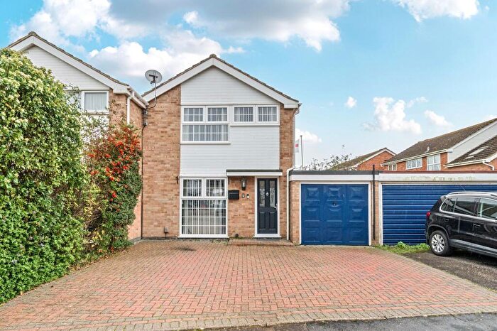 3 Bedroom Semi-Detached House For Sale In Sidlesham Close, Hayling Island, PO11