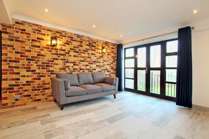 2 Bedroom Flat To Rent In Copperfield Road, Mile End, London, E3