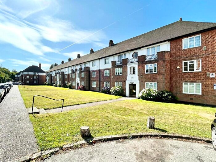 3 Bedroom Apartment To Rent In Monarch Court, Lyttelton Road, London, N2