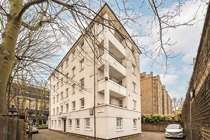 3 Bedroom Flat To Rent In Hendre Road, London, SE1