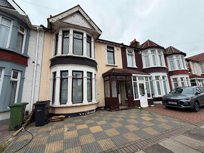 5 Bedroom Terraced House For Sale In Aldersey Gardens, Barking, IG11