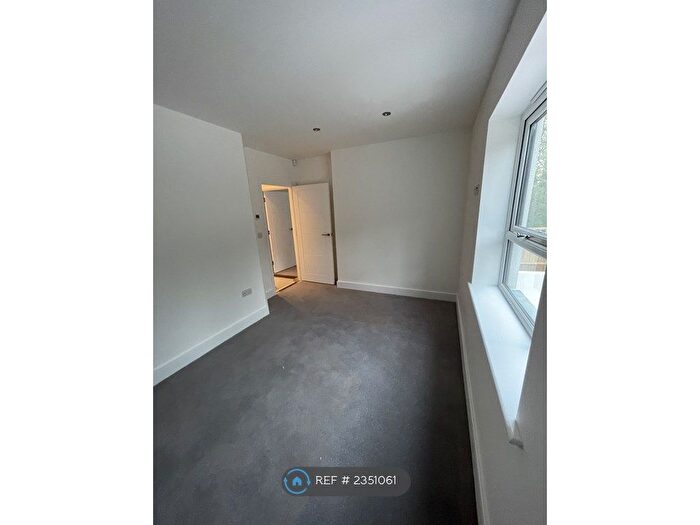 2 Bedroom Flat To Rent In Ballards Way, Croydon, CR0