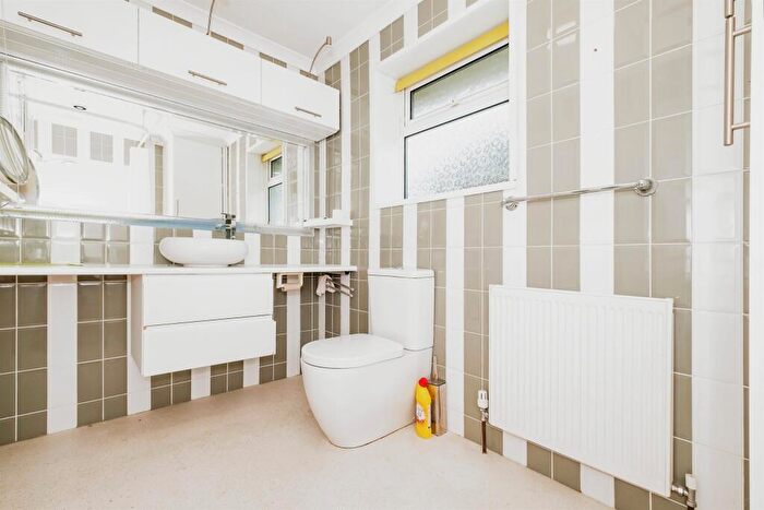 2 Bedroom Bungalow For Sale In Burrell Avenue, Lancing, BN15