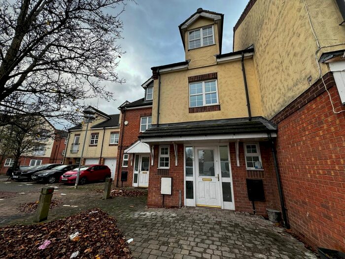 3 Bedroom Town House To Rent In Manorhouse Close, Walsall, WS1