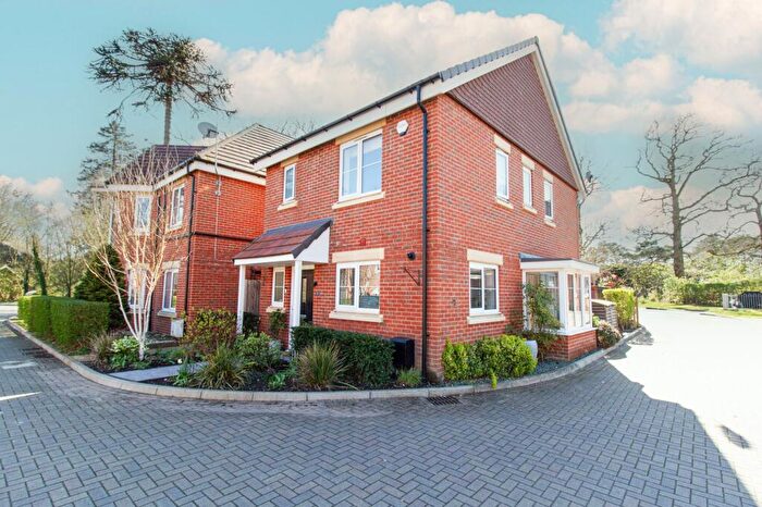 3 Bedroom Detached House For Sale In Copse Close, Fleet, GU51