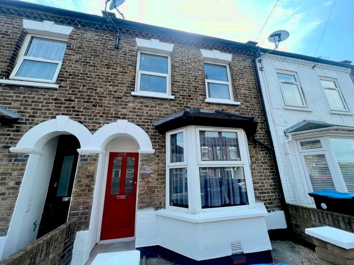 3 Bedroom Flat To Rent In Sutherland Road, Enfield, Greater London, EN3