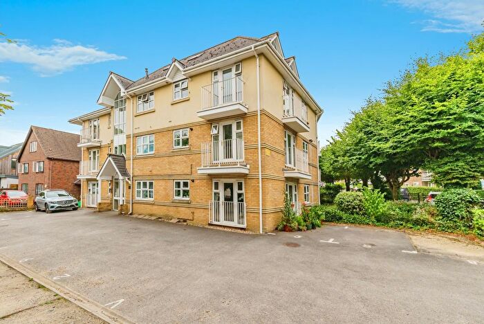 2 Bedroom Flat For Sale In Warwick Road, Redhill, Surrey, RH1