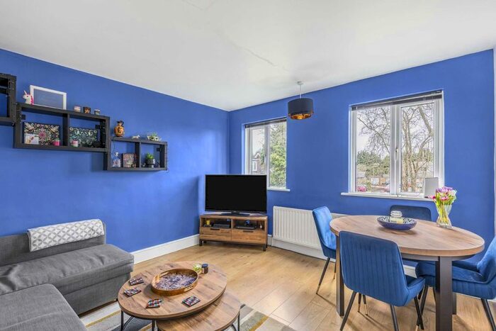3 Bedroom Flat To Rent In Oakhall Drive, Sunbury-On-Thames, TW16