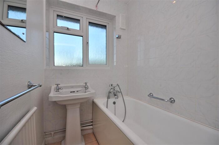 2 Bedroom Apartment To Rent In Belvedere Close, Esher, Surrey, KT10