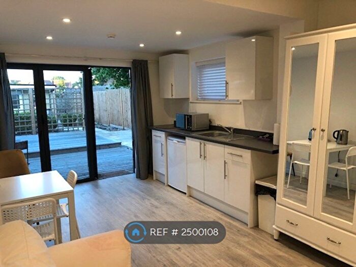 Studio To Rent In Dolphin Road, Slough, SL1