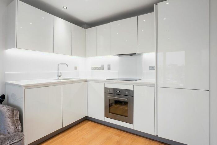 1 Bedroom Flat To Rent In Landmark House, The Broadway, Loughton, IG10