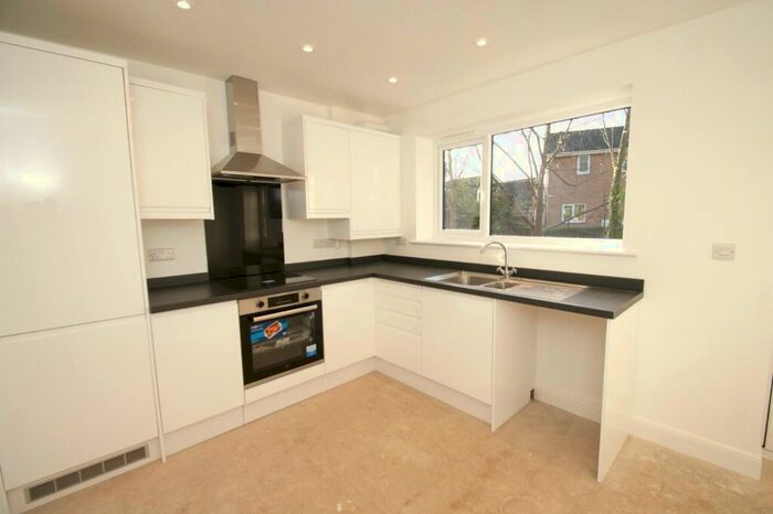 2 Bedroom House To Rent In Pudsey Road, Leeds, West Yorkshire, Uk, LS13