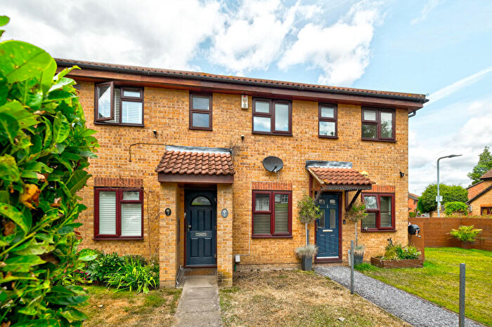 2 Bedroom Apartment To Rent In Falcon Way, Wanstead, E11