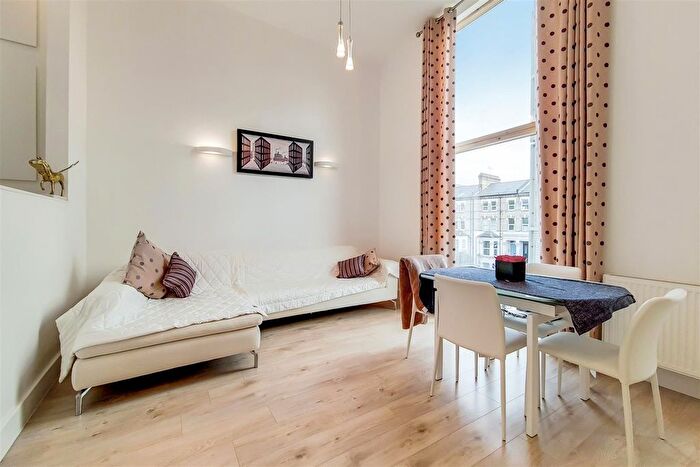 2 Bedroom Flat For Sale In Trevanion Road, Kensington, W14