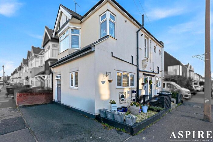 3 Bedroom Maisonette For Sale In Glendale Gardens, Leigh-On-Sea, SS9