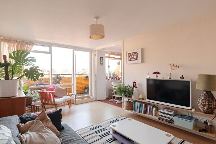 2 Bedroom Maisonette For Sale In Clarewood Walk, Brixton, SW9