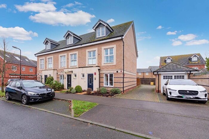 4 Bedroom End Of Terrace House For Sale In Kings Reach, Langley, Berkshire, SL3
