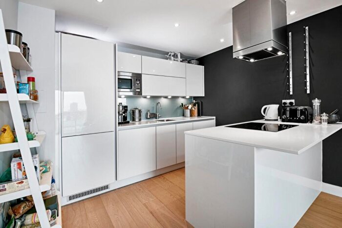 1 Bedroom Flat To Rent In Kensington Apartments, Commercial Street, E1