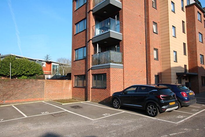 1 Bedroom Flat For Sale In Kelsey Apartments, Leatherhead, KT22