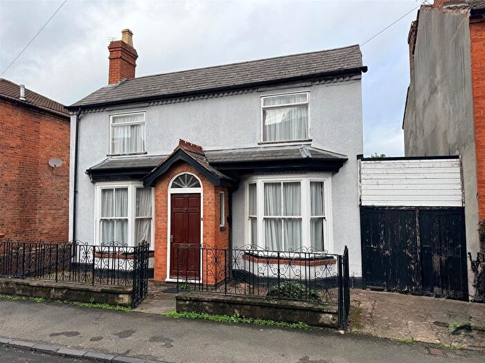 2 Bedroom Link Detached House For Sale In Western Road, Stourbridge, DY8