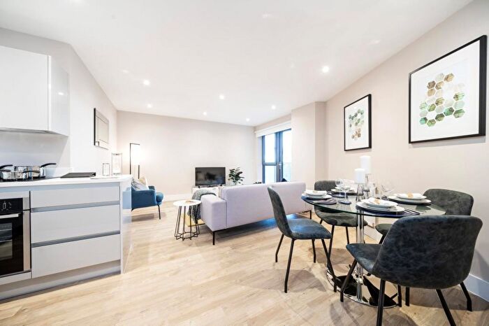 2 Bedroom Apartment For Sale In Nether Street, London, N3
