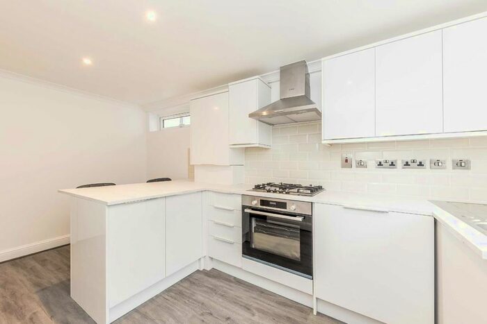 2 Bedroom Flat To Rent In Merton Road, London, SW18