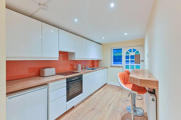 2 Bedroom Flat To Rent In Jerningham Road, Telegraph Hill, London, SE14