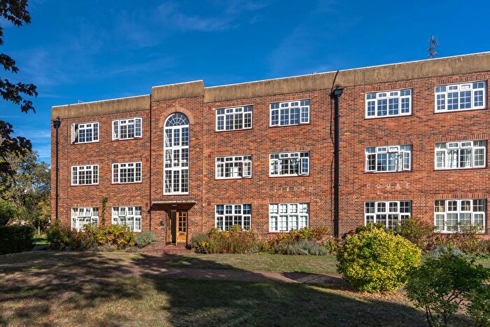 2 Bedroom Flat For Sale In Clifden Road, Twickenham, TW1