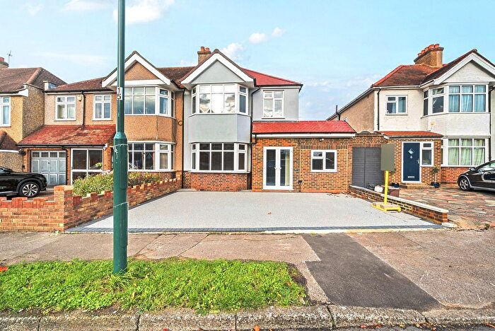 4 Bedroom Semi Detached House To Rent In Farm Way, Worcester Park, KT4