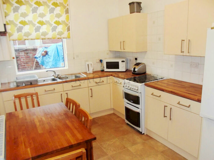 4 Bedroom Semi-Detached House To Rent In Monica Grove, Bed, Manchester, M19