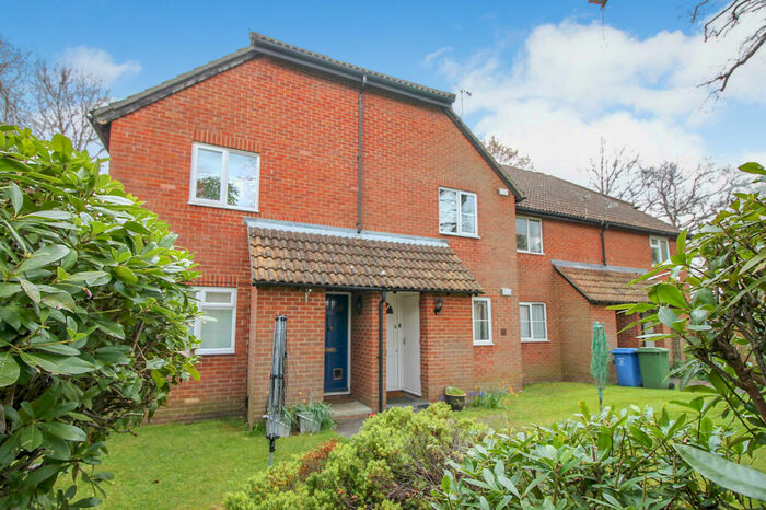 1 Bedroom Maisonette To Rent In Vesey Close, South Farnborough, Hampshire, GU14